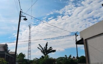 tiang listrik miring di grand rakkuta indah akan dicek pln