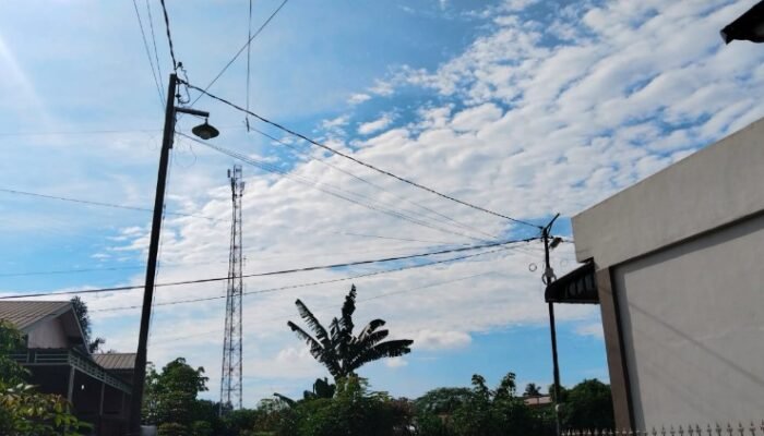 tiang listrik miring di grand rakkuta indah akan dicek pln
