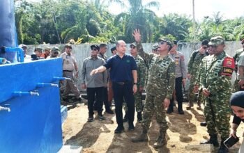 kasum tni dan bupati tapteng serahkan bantuan air bersih untuk warga huntara pandan
