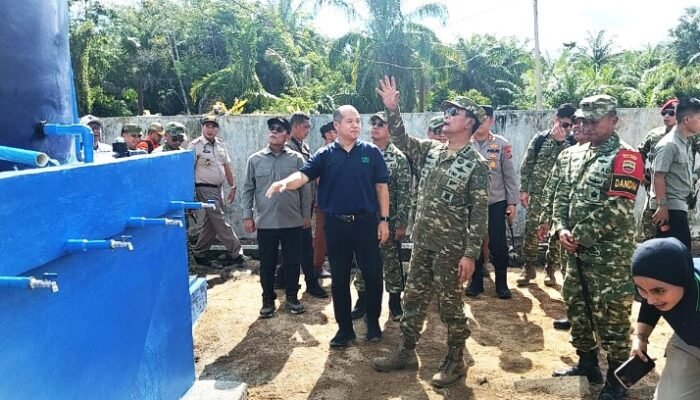 kasum tni dan bupati tapteng serahkan bantuan air bersih untuk warga huntara pandan
