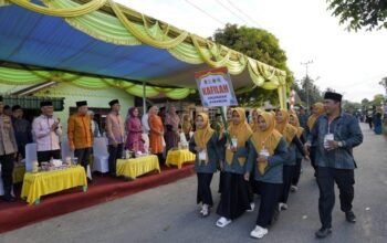 pawai ta’aruf mtq ke-58 tapsel meriah, ribuan warga padati aek bilah