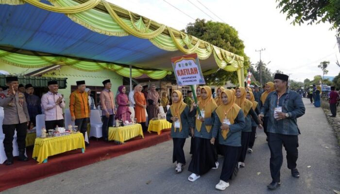pawai ta’aruf mtq ke-58 tapsel meriah, ribuan warga padati aek bilah