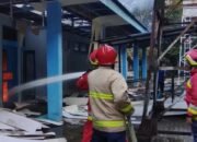 bentrok mahasiswa di usk berujung kebakaran, gedung fakultas pertanian dan kendaraan hangus