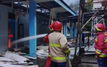 bentrok mahasiswa di usk berujung kebakaran, gedung fakultas pertanian dan kendaraan hangus