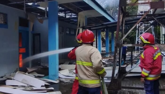 bentrok mahasiswa di usk berujung kebakaran, gedung fakultas pertanian dan kendaraan hangus