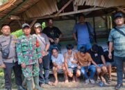 aparat bersama 5 orang yang diamankan dari gubuk yang ada di tanah jawa