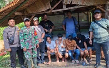aparat bersama 5 orang yang diamankan dari gubuk yang ada di tanah jawa