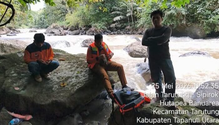 wabup taput pantau pencarian warga hanyut di sungai batang toru