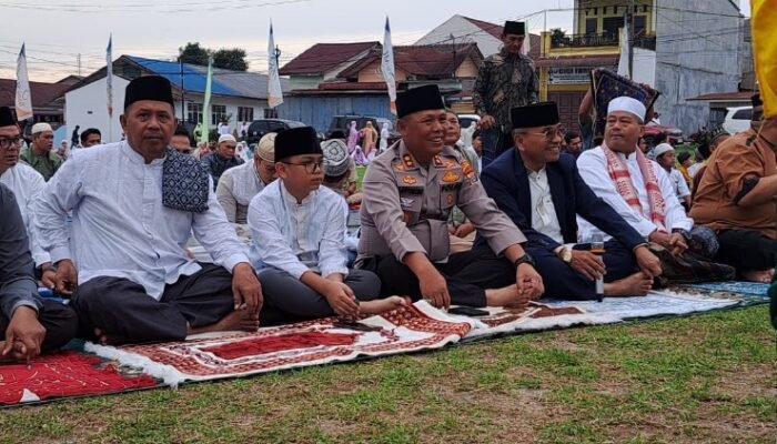 kapolres simalungun dan forkopimda salat idul adha bersama warga di rambung merah
