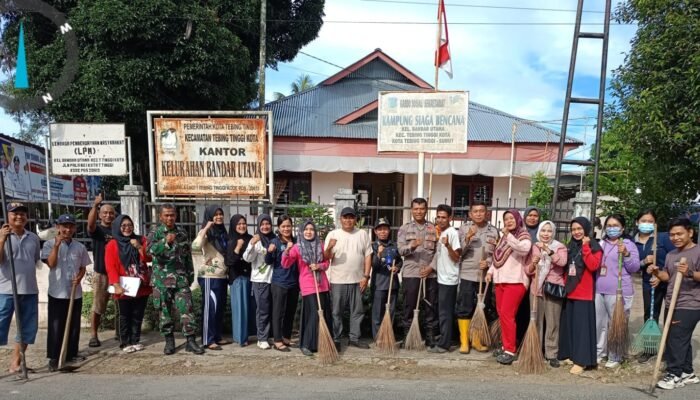 polsek rambutan dan warga bandar utama gelar aksi bersih lingkungan