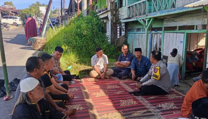 kapolsek kerajaan dan personel polsek melayat ke rumah duka warga di pakpak bharat
