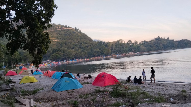 libur panjang, wisata pakkodian toba dipadati pengunjung dari berbagai daerah