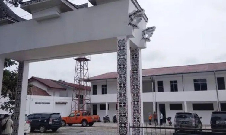penanganan perkara dugaan mark-up harga pembelian lahan dan gedung eks rumah singgah covid-19 di kota pematangsiantar telah diambil alih kejaksaan tinggi sumatera utara (kejatisu).