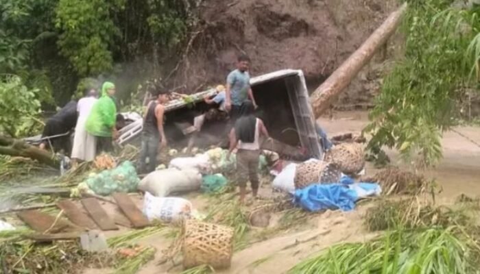 longsor di taput: sopir pikap luka berat, 2 penumpang belum ditemukan