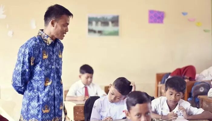 guru non-asn full senyum! kemendikdasmen cairkan tunjangan rp2 juta per bulan
