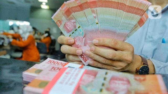 rupiah hampir tembus rp18.000, dipicu lonjakan harga minyak dunia
