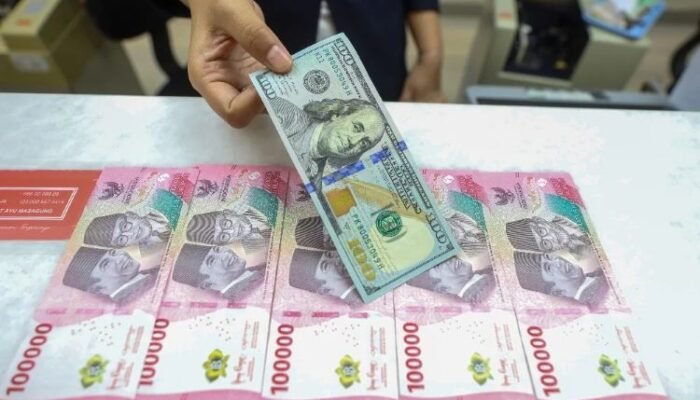 rupiah melemah ke rp17.600 per dollar as, harga kebutuhan diprediksi naik