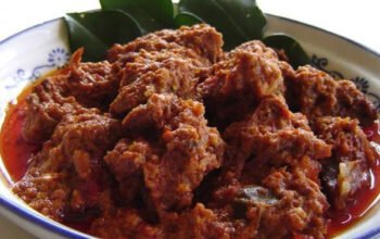 10 jajanan kaki lima indonesia terbaik versi tasteatlas, ada rendang dan sate
