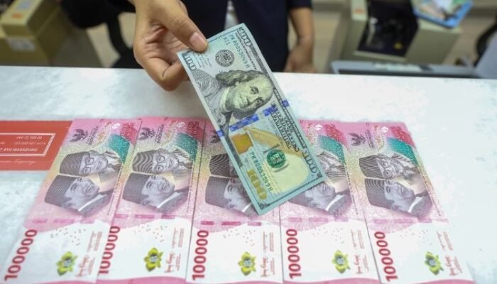 rupiah diprediksi tembus rp18.000 per dollar as, tekanan ekonomi kian berat