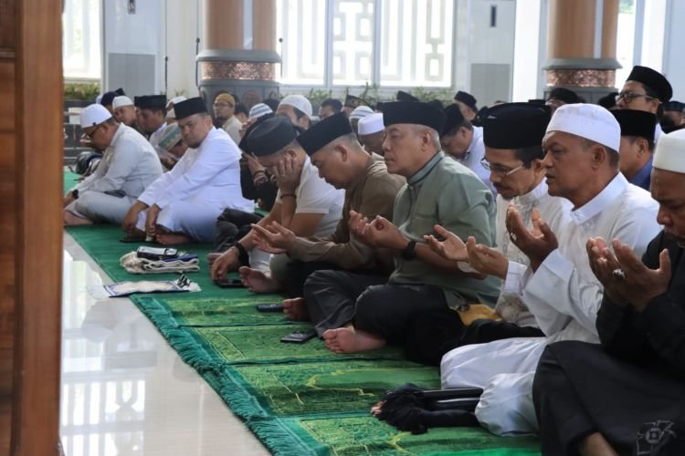 kapolda aceh salat iduladha di masjid raya baiturrahman dan serahkan sapi kurban