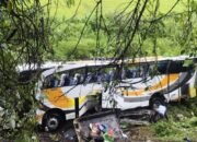 bus pariwisata terjun ke jurang 15 meter di toba, 58 penumpang selamat