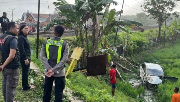 mobil mogok di perlintasan, ka argo bromo anggrek hantam avanza: 4 tewas
