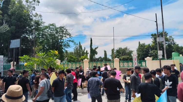 Demo di pematangsiantar! Massa desak dprd gunakan hak angket untuk wali kota demo di pematangsiantar! massa desak dprd gunakan hak angket untuk wali kota