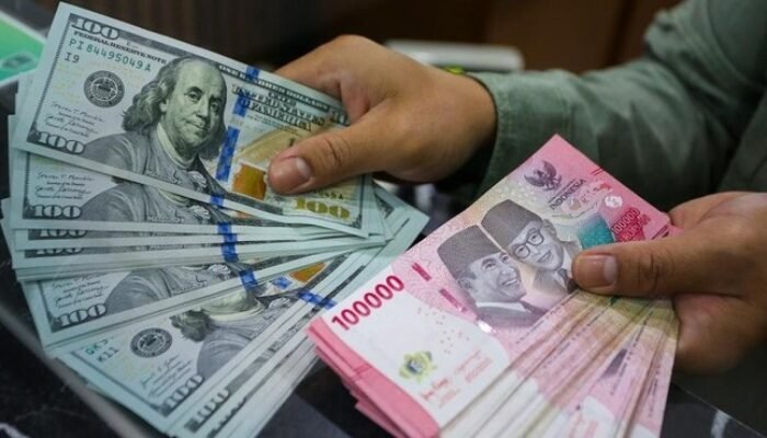 dolar as tembus rp17.700, rupiah masih tertekan di tengah gejolak global
