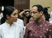 nadiem makarim dituntut 18 tahun penjara kasus chromebook, peluk keluarga usai sidang