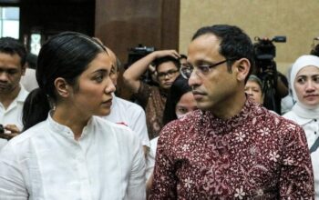 nadiem makarim dituntut 18 tahun penjara kasus chromebook, peluk keluarga usai sidang