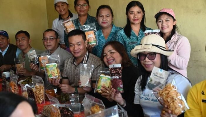 bupati humbahas tinjau rumah produksi pkk, dorong ekonomi keluarga desa bangkit dan mandiri