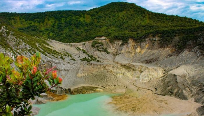 enam tempat wisata legendaris di jawa barat yang penuh cerita rakyat dan mitos