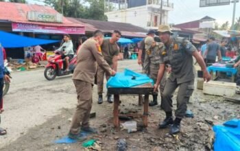 satpol pp nias selatan tertibkan pasar helezalulu lahusa secara persuasif