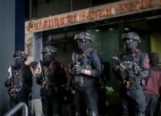 gedung di hayam wuruk dijaga ketat brimob, polisi bongkar jaringan judol internasional