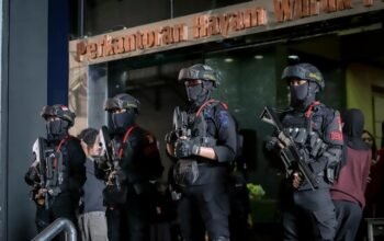 gedung di hayam wuruk dijaga ketat brimob, polisi bongkar jaringan judol internasional