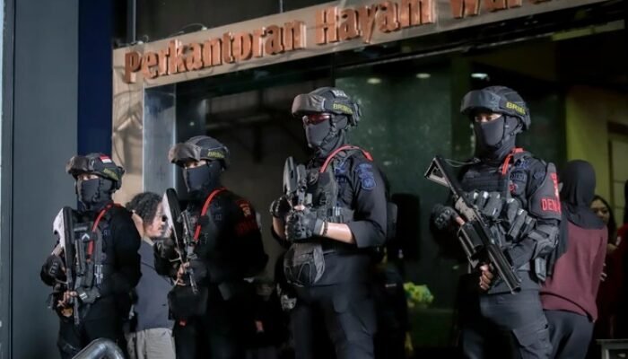 gedung di hayam wuruk dijaga ketat brimob, polisi bongkar jaringan judol internasional