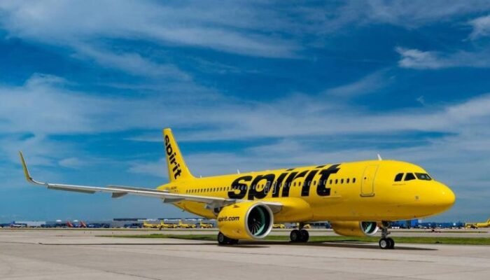 spirit airlines tutup operasi, ribuan karyawan terdampak dan penumpang terlantar