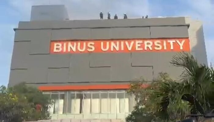 kebakaran auditorium kampus binus cakra jakbar, 11 mobil damkar dikerahkan