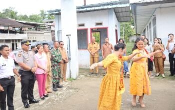 polres nias selatan salurkan perdana makan bergizi gratis untuk pelajar di gomo