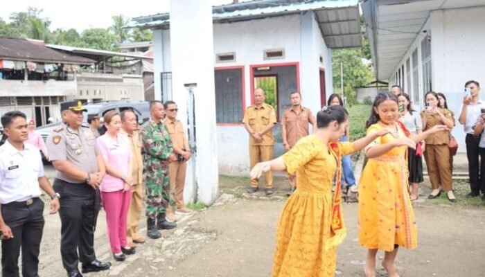 polres nias selatan salurkan perdana makan bergizi gratis untuk pelajar di gomo