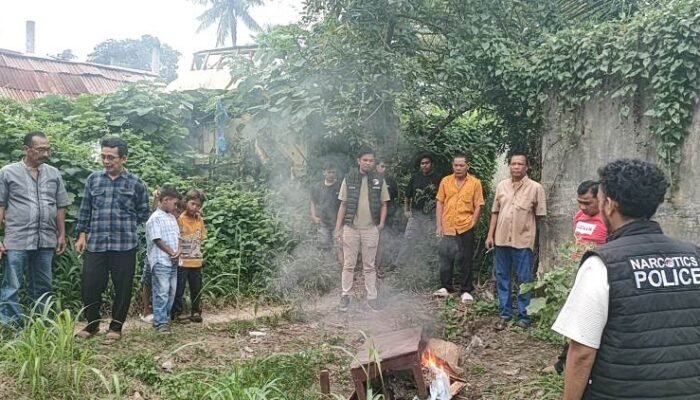 rumah terbengkalai di padangsidimpuan digerebek polisi, ditemukan bong dan plastik sabu