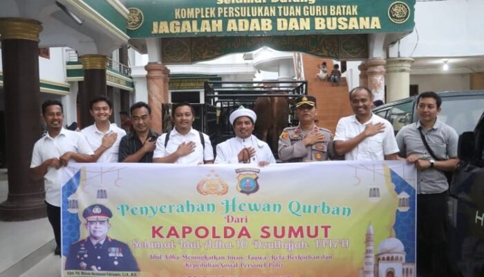 kapolda sumut serahkan sapi kurban 600 kg ke persulukan babussalam simalungun