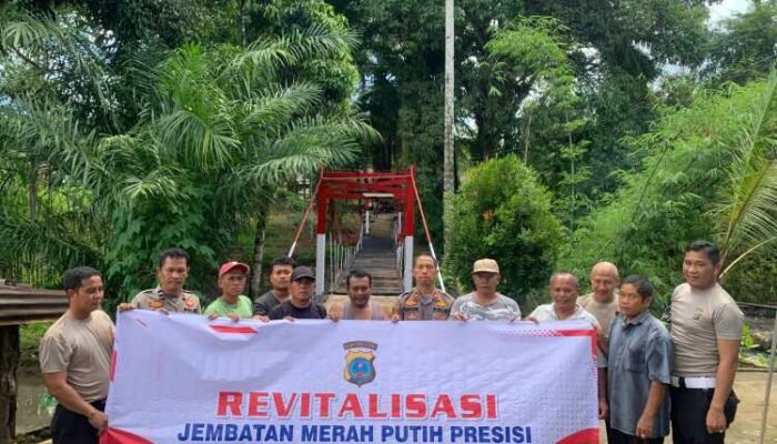 jembatan rusak pascabencana, polisi dan warga gotong royong bangun akses penghubung di tapteng