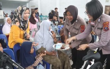 polwan polres simalungun bagikan kue tart ke buruh perempuan saat may day 2026