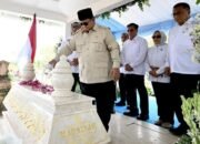 Prabowo ziarah ke makam marsinah usai resmikan museum dan rumah singgah di nganjuk prabowo ziarah ke makam marsinah usai resmikan museum dan rumah singgah di nganjuk