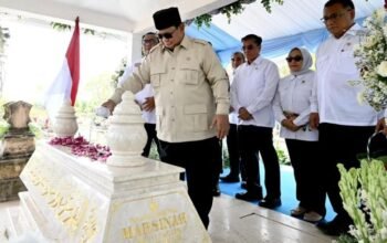 Prabowo ziarah ke makam marsinah usai resmikan museum dan rumah singgah di nganjuk prabowo ziarah ke makam marsinah usai resmikan museum dan rumah singgah di nganjuk