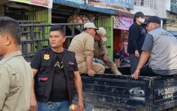 satpol pp dairi turun tangan, pkl bandel di pasar sidikalang ditertibkan
