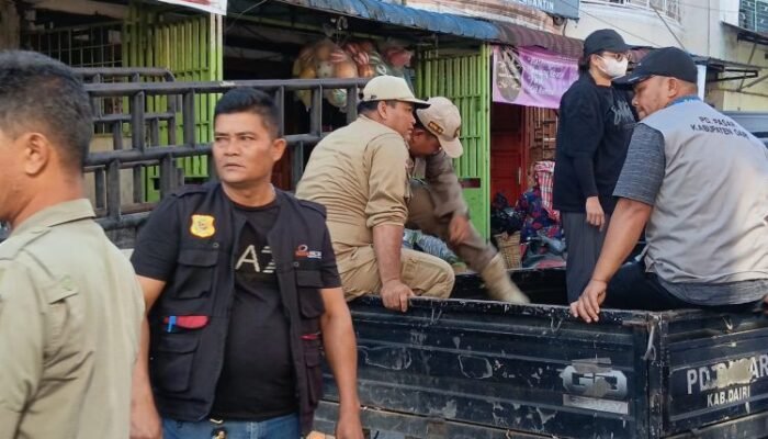 satpol pp dairi turun tangan, pkl bandel di pasar sidikalang ditertibkan
