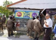 pemkab toba tertibkan pedagang di jalan gereja balige, puluhan lapak dibongkar
