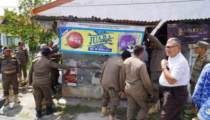 pemkab toba tertibkan pedagang di jalan gereja balige, puluhan lapak dibongkar